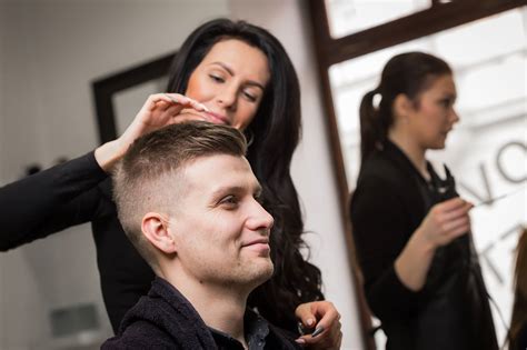 Vlasová stylistka a klientka pri konzultácii