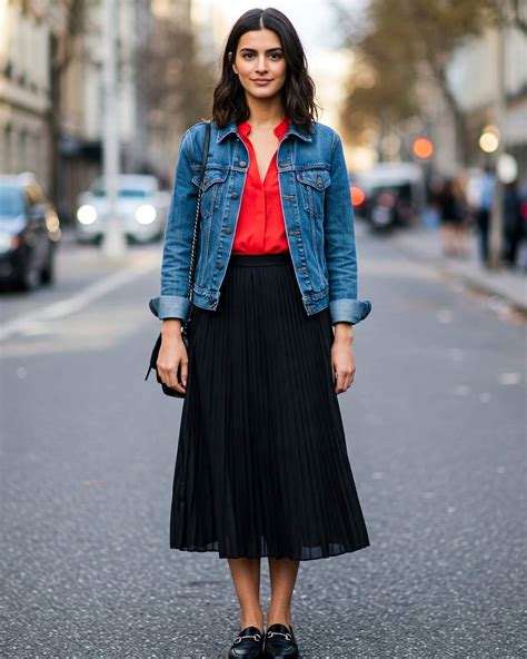 Žena v sukni s vysokým pásom a silueta presýpacích hodín