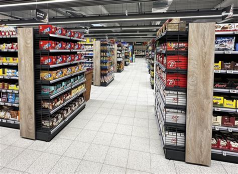 Interiér predajne COOP Jednota s prehľadným usporiadaním regálov a tovaru