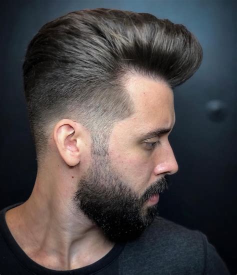 účes typu pompadour