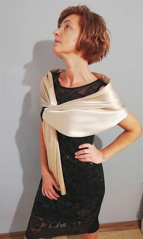 príklad elegantného make-upu k spoločenským šatám