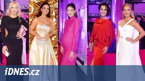 Celebritné outfity na plese