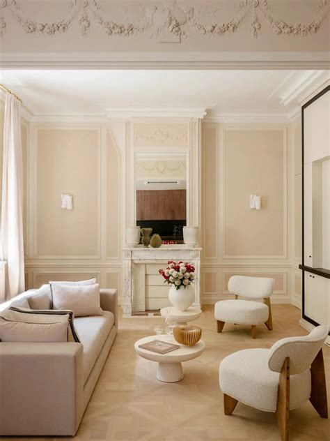 Muž s moderným pánskym drdolom a zapletenými prvkami