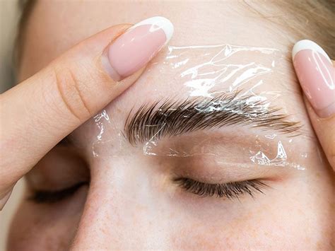 Detailná fotografia hustého a upraveného obočia