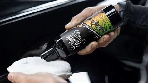 Detailný záber na hustú penu autošampónu Angelwax Superior na povrchu laku auta
