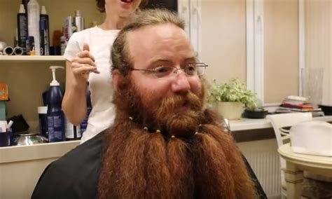 muž upravujúci si bradu zastrihávačom
