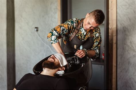 Detailná práca barbera s nožnicami