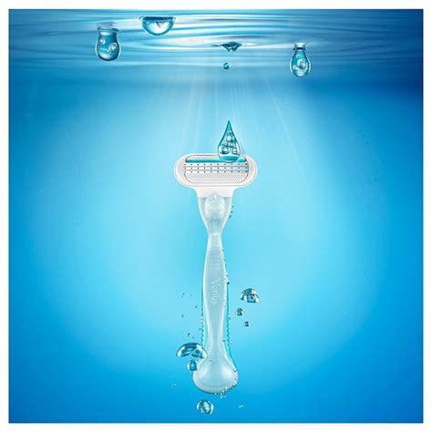 Muž s citlivou pokožkou holiaci sa pomocou gélu