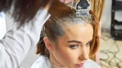 Žena s nepodarenou domácou farbou vlasov