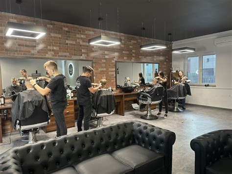 Barber strihá vlasy klienta