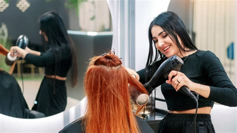 Kaderníčka radí klientke ohľadom starostlivosti o vlasy