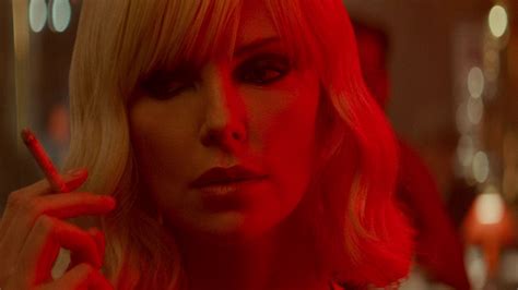 Charlize Theron v intenzívnej akčnej scéne z Atomic Blonde