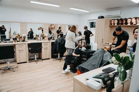 Moderný kadernícky salón s klientom