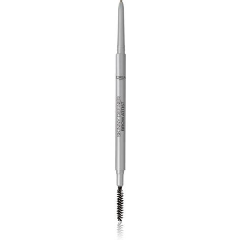 Žena si líči obočie ceruzkou L'Oréal Paris Brow Artist Skinny Definer