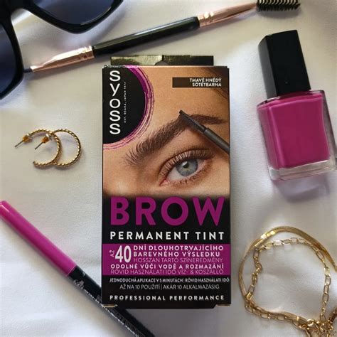 Žena aplikuje farbu na obočie