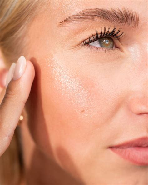 Muž si aplikuje olej na tvár pred holením