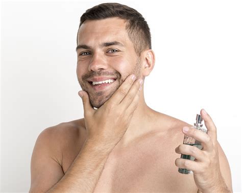 Muž aplikuje balzam po holení