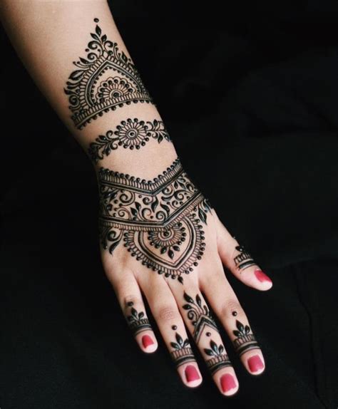 Ukážka rôznych henna vzorov na rukách