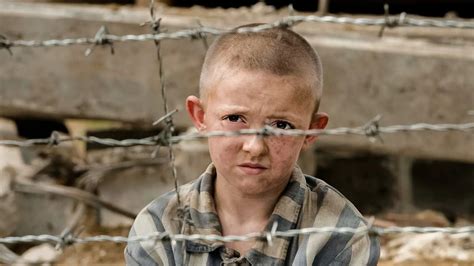 chlapec v kaderníckom kresle