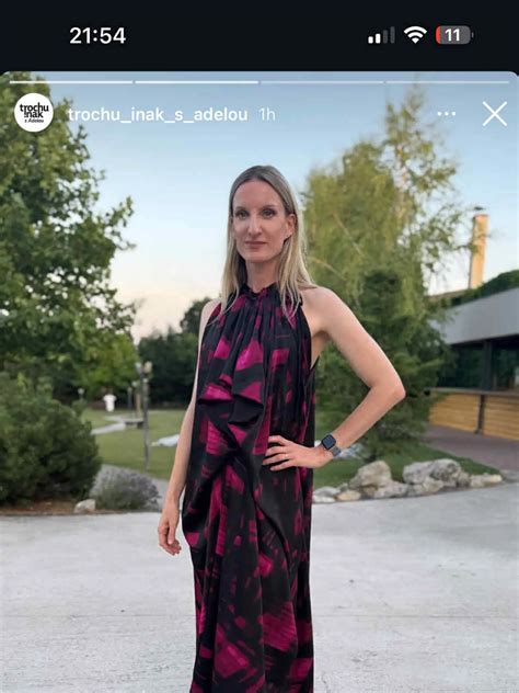 elegantná žena s vkusným účesom na svadbe