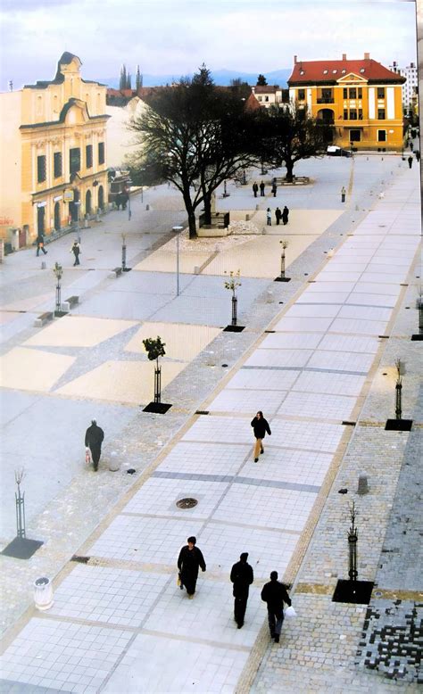 Fotografia rušnej ulice v Novom Meste nad Váhom