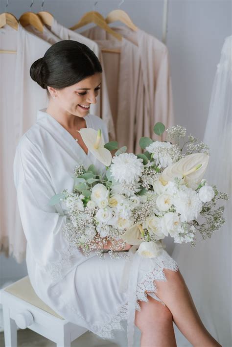 Elegantná nevesta s hladkým svadobným účesom