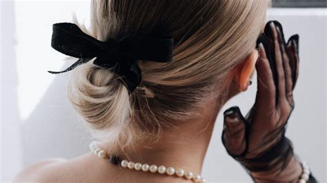 Detail moderného svadobného doplnku vo vlasoch