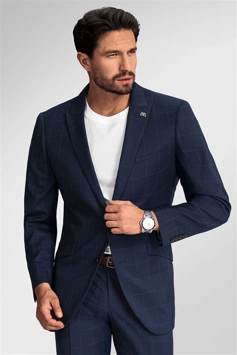 Muž v obleku Tailored Fit