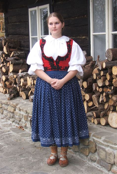 Liptovský ženský kroj s tradičnými výšivkami