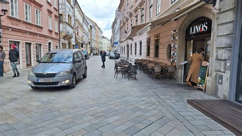 Vstup do kaderníctva v pešej zóne Hlohovca