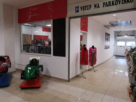 Fotografia interiéru prvej samoobsluhy v obchodnom dome Prior