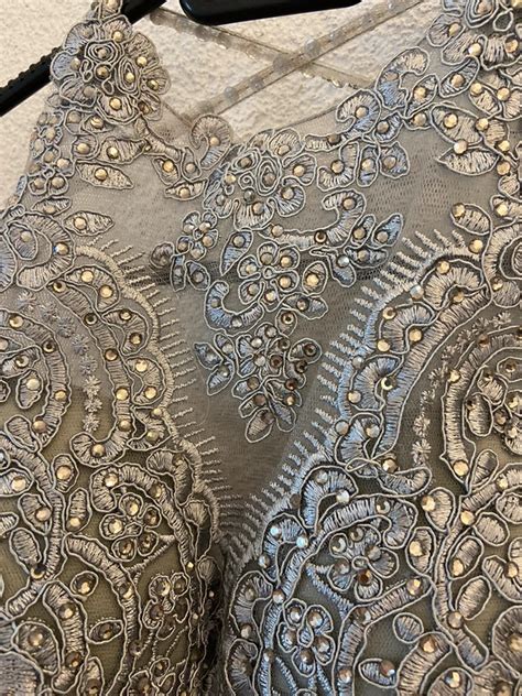 Elegantné spoločenské šaty v salóne