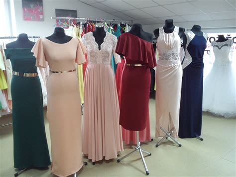 Detailná fotografia zdobenia spoločenských šiat