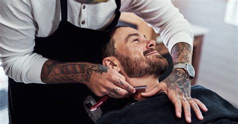 Barber vykonávajúci strih nožnicami