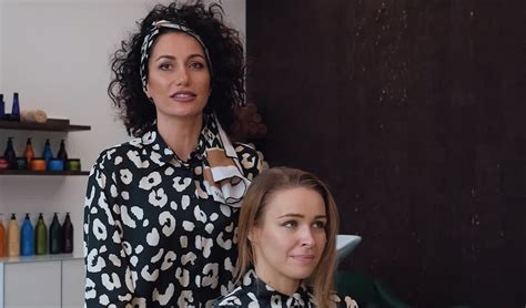 kaderník pri úprave účesu zákazníčky