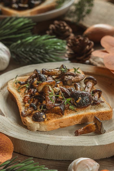 fľaštička šampónu s cesnakom a bylinkami na prírodnom pozadí