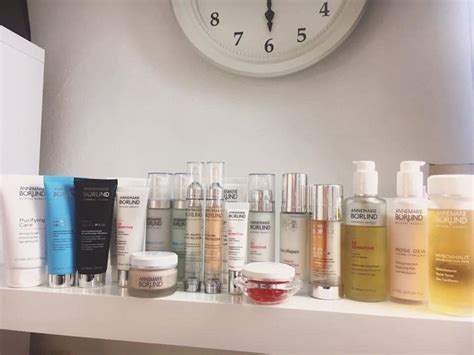 kolekcia kozmetických produktov Farmasi na toaletnom stolíku