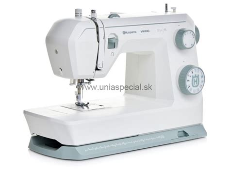 Šijací stroj pri práci na mikulášskej čižme