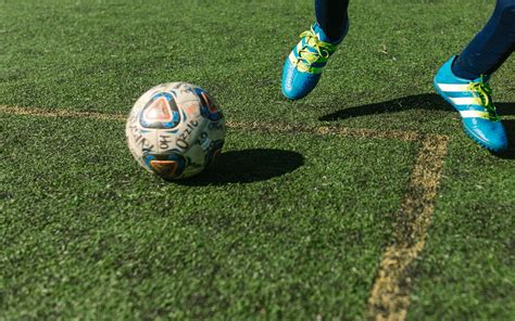 futbalista s výrazným účesom na trávniku