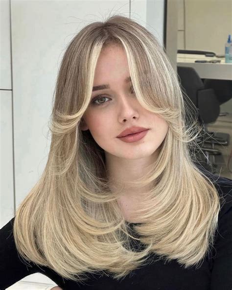 Schéma strihu typu curtain bangs pre zjemnenie rysov