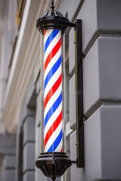 Ikonický Barber Pole - symbol tradičného holičstva