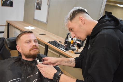 moderné pánske holičstvo a barber priestory