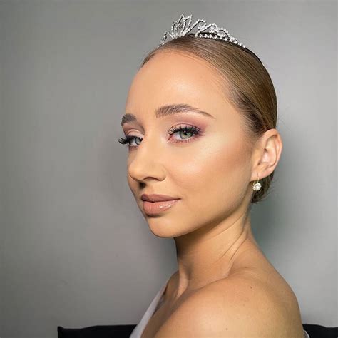Nekvalitný svadobný make-up a odlepené riasy