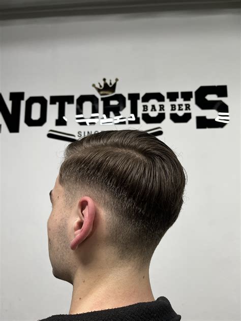 Barber strihajúci pánsky fade strih s precíznosťou