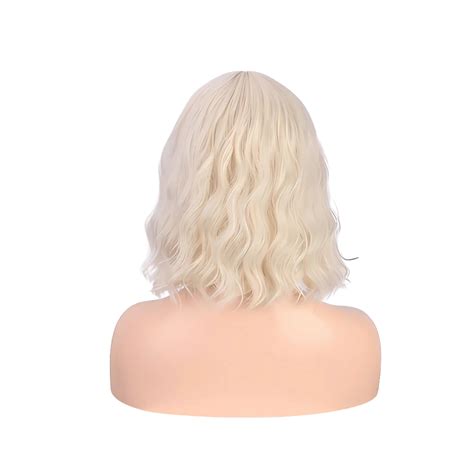 Platinová blond s jemnými vlnami