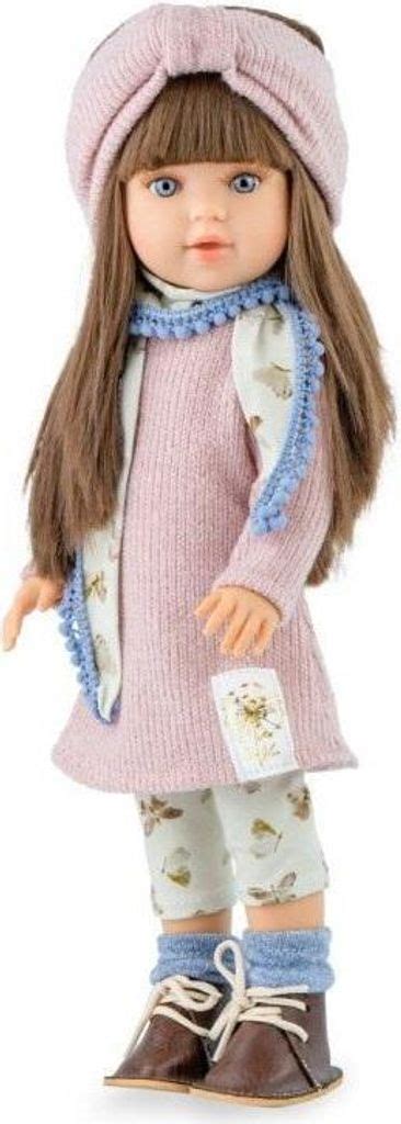 Žena s dlhými vlasmi vo vysokom objemnom cope