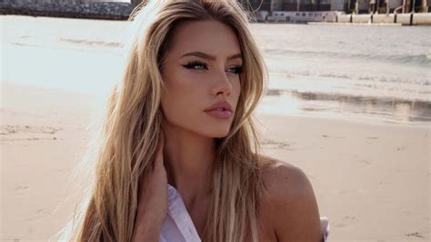 Modelka s uhladeným vysokým copom