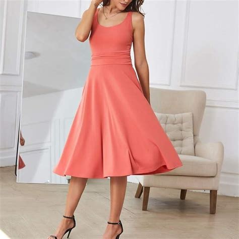 koralové letné šaty na modelke v prírodnom prostredí