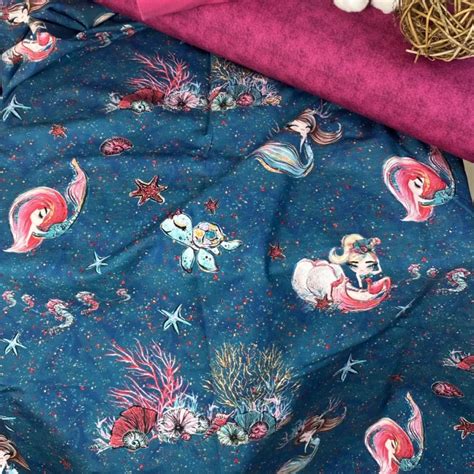 detail látky koralových košeľových šiat a doplnkov