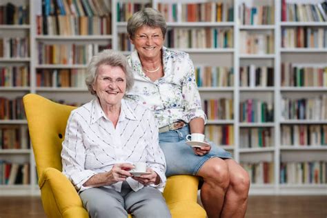 Starostlivá žena s krásnymi prirodzene šedivými vlasmi